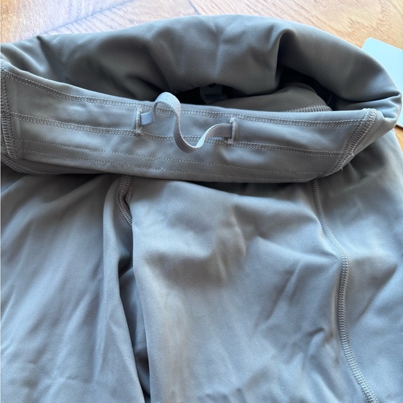 Lululemon - NWT - Greenish Gray Leggings with pockets - SZ 2 - Picture 4 of 10